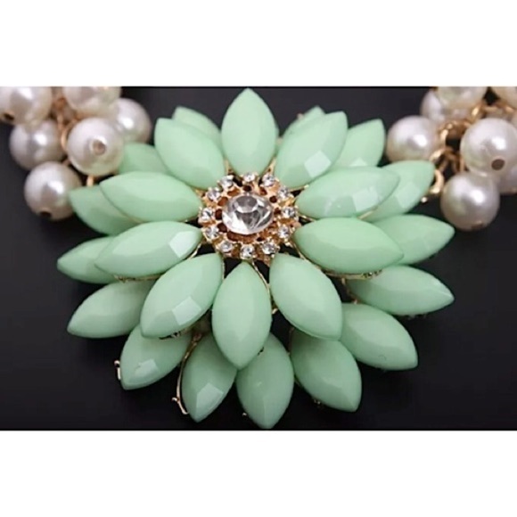 COPY - GREEN FLORAL STATEMENT NECKLACE - Picture 2 of 2